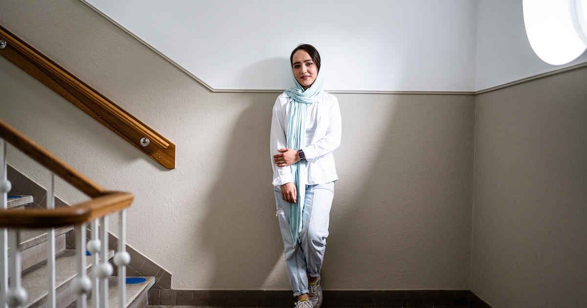 Foruzan (19) uit Veenendaal ervaart voor het eerst hoe het is op school ...