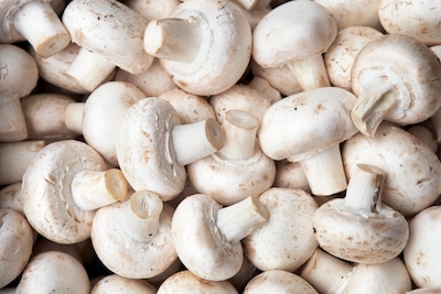 Meerdere supermarkten roepen gesneden champignons terug om glas