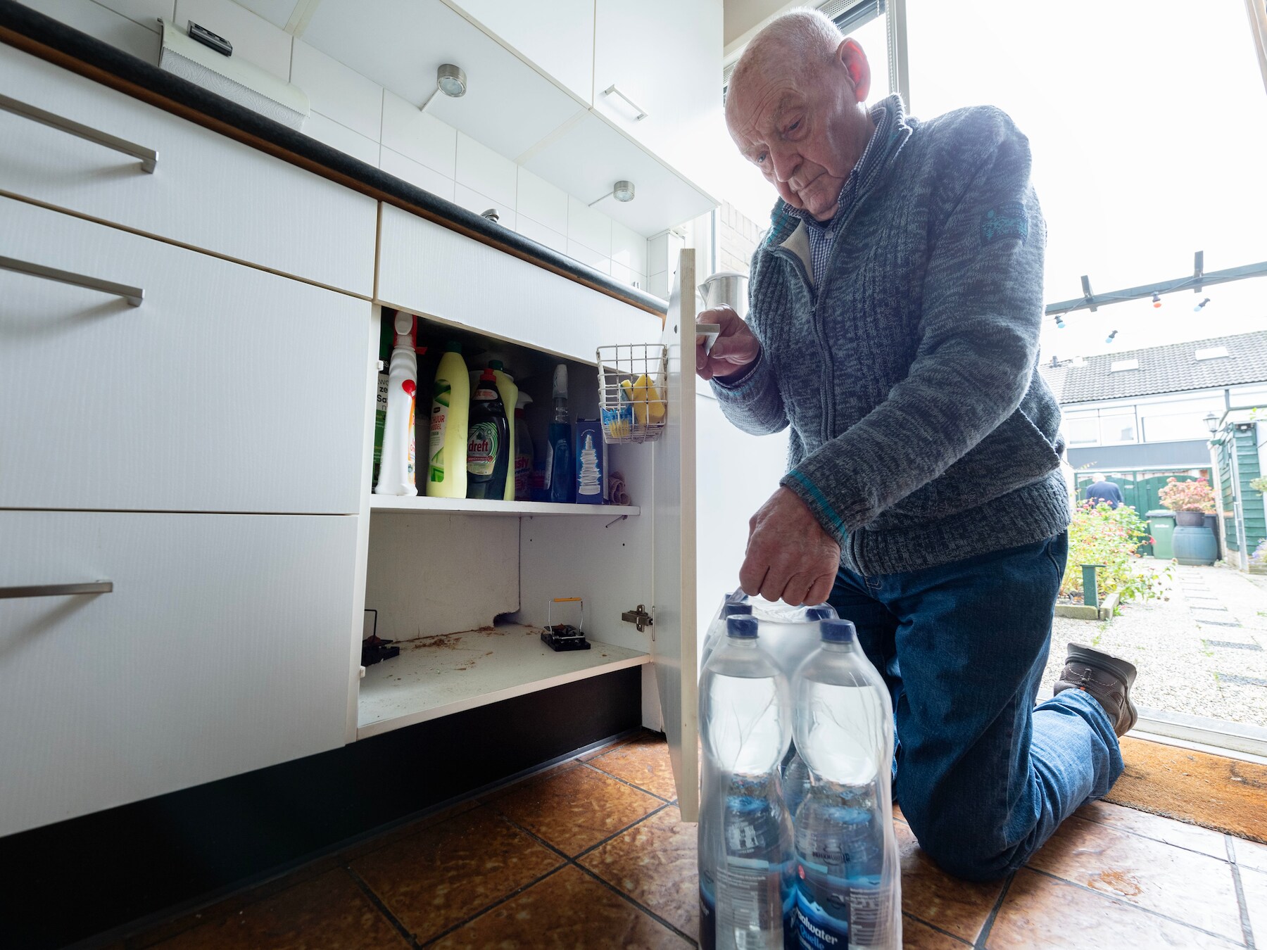 June (88) vangt de ratten in zijn keuken met pindakaas: ‘Word gek van het getik’