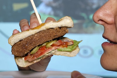 Man slikt zonder te kauwen hamburger door, hij vecht nu voor zijn leven