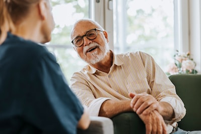 ‘Kantoor-opa’ Nico (77) krijgt trending sneakers van collega’s: ‘Ik geniet van mijn derde helft’