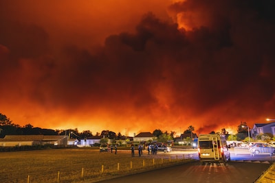 Vuurrode lucht in Frankrijk, oppervlakte twee keer zo groot als Parijs in de as, regering zet leger in