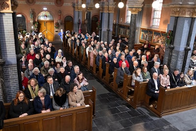 Eindelijk weer een volle kerk in Overasselt: ‘Het is belangrijk dat we hier bij stil staan’