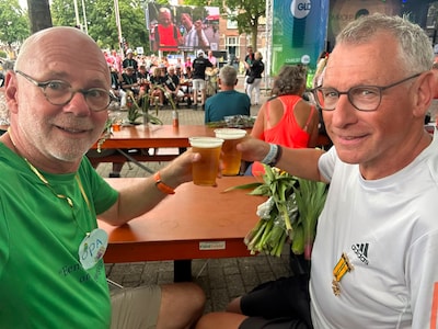 Proost! Ook burgermeester Van Eert heeft zijn kruisje binnen