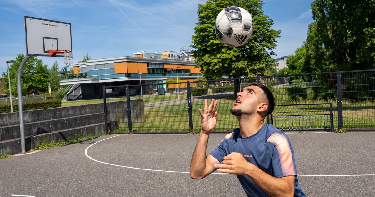 Profvoetballer Eser 18 Blijft Terugkomen Naar De Wijk Waar Hij 