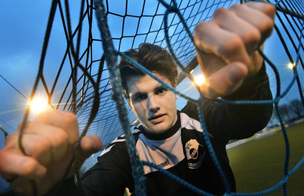 Vriendenschaar met anderhalf been in derde klasse | Foto | gelderlander.nl
