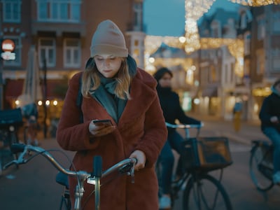 Meer dan kwart zoveel boetes uitgedeeld voor appen en bellen op de fiets