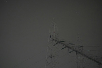 Vrouw klimt in elektriciteitsmast, hulpdiensten proberen haar eruit te krijgen