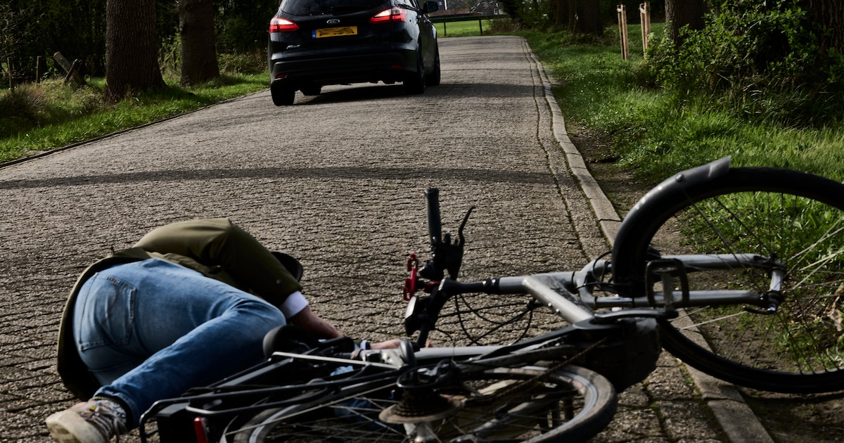 Vrouw (63) raakt enkele minuten buiten westen na botsing, bestuurder rijdt door: wie heeft dit gezie