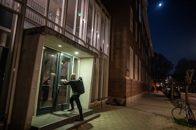 XR blokkeert toegang scholen in Amsterdam: kettingen om hekken, sloten dichtgelijmd