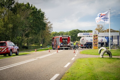 Auto ramt pomp, en mist volle tankwagen op enkele meters: ‘Gelukkig niet daar tegenaan gebotst’
