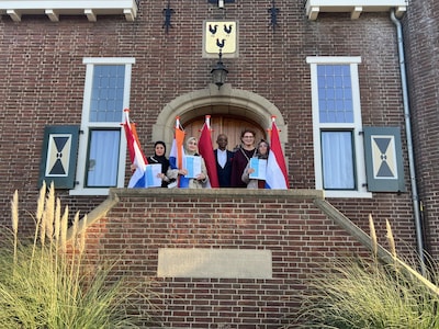 Nieuwe Nederlanders ontvangen nationaliteit op Naturalisatiedag in gemeentehuis