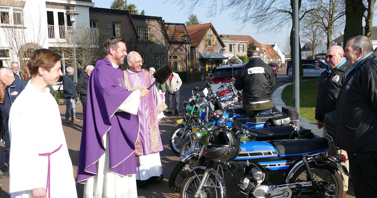 Zegening oude bromfietsen in Mierlo