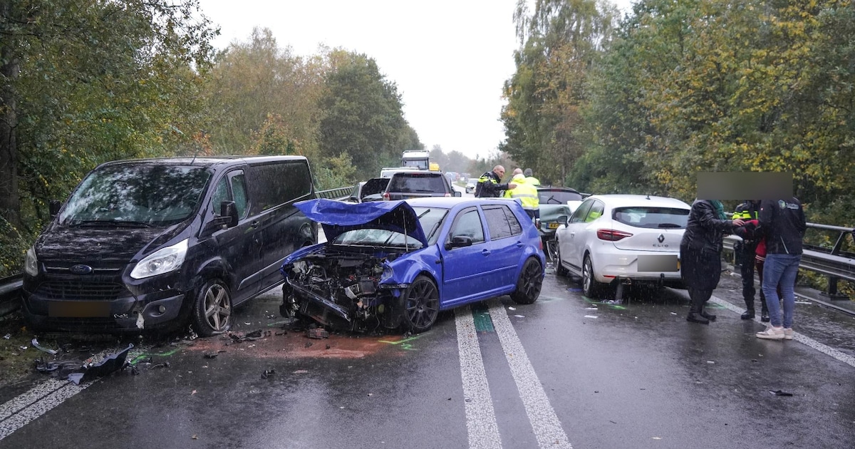 Meerdere auto’s betrokken bij kettingbotsing in Zwolle.