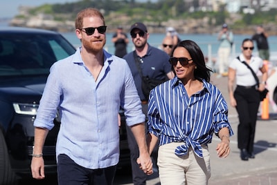 Harry en Meghan landen in VK, logeren bij dierbare oom en zoeken woning in ‘Brits Beverly Hills’: ‘Dit is pas het begin’