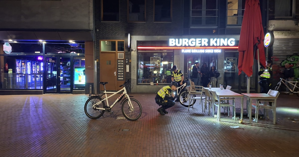 Politie onderzoekt steekincident bij Burger King in Nijmegen, mogelijk ook iemand verderop neergesto