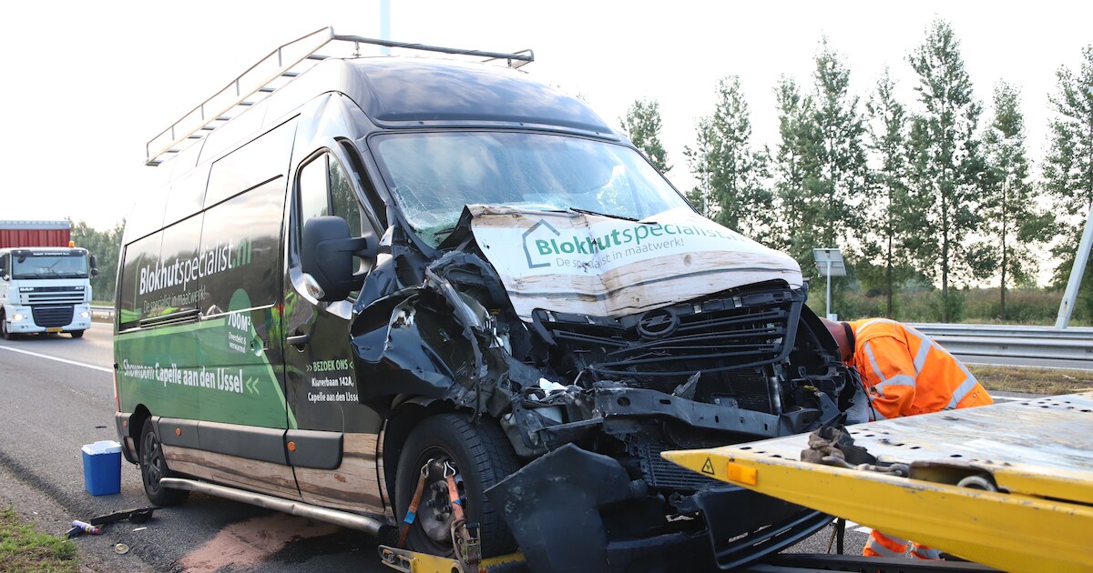 Bedrijfsbusje botst achter op vrachtwagen bij knooppunt Deil