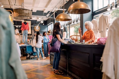Kabinet wil van personeelskorting af, retailsector baalt: ‘Is belangrijke blijk van waardering voor ons personeel’