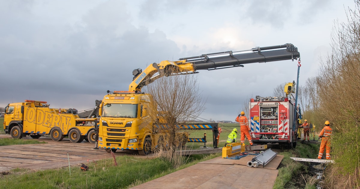 Gecrashte brandweerwagen in Soest weer op het droge na urenlange reddingsactie
