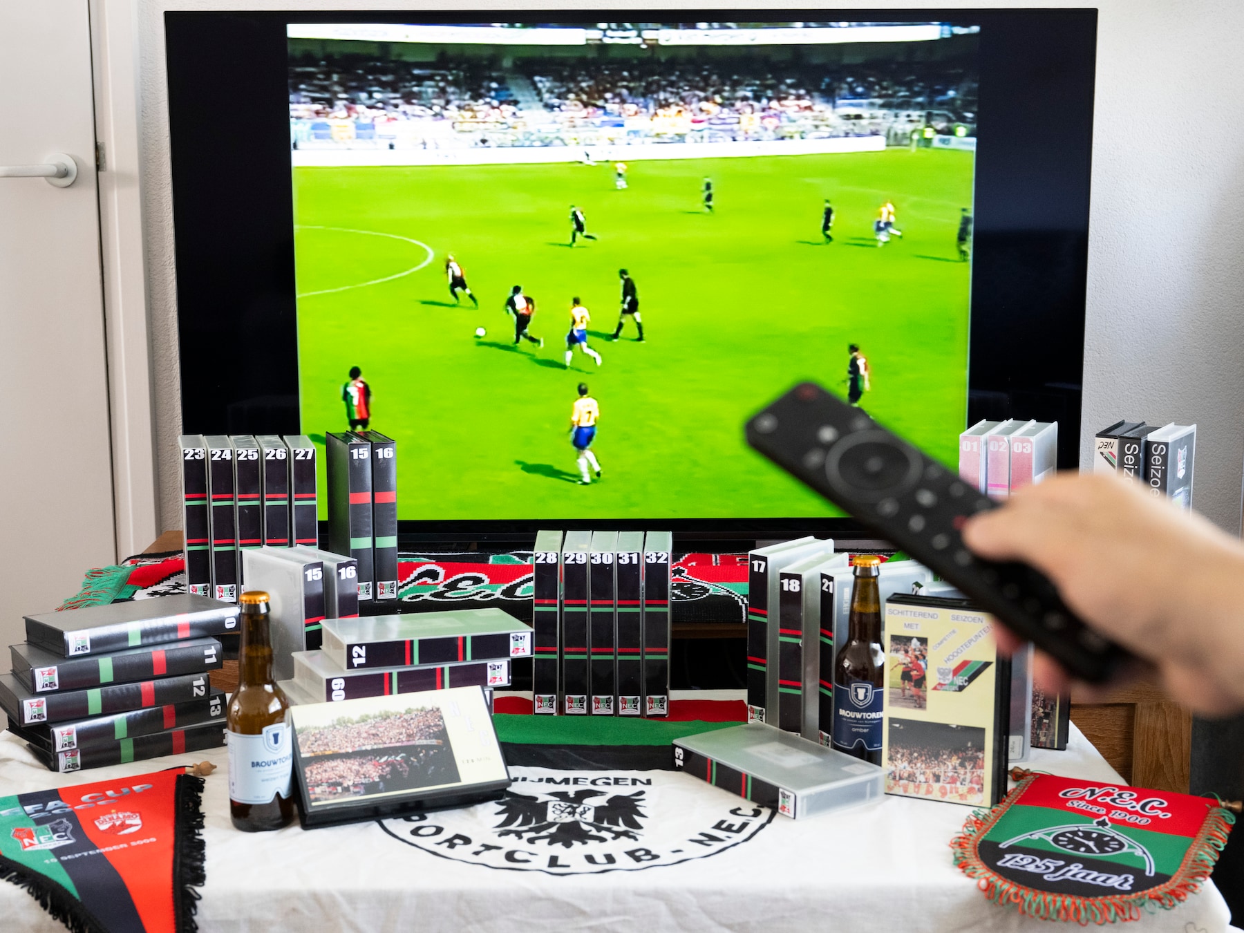 Via via krijgt René 60 videobanden met ‘verdwenen’ NEC-materiaal in handen. Hij weet meteen wat hem te doen staat