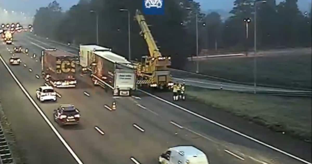 Twee rijstroken dicht op A12 bij Woerden na ongeval met vrachtwagen