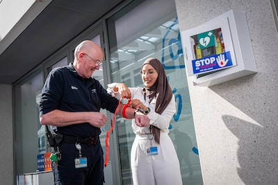 Er is een aed voor een hartstilstand, maar als iemand doodbloedt, wat dan?