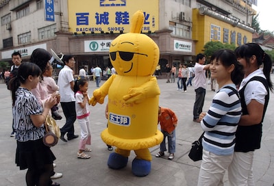 Hogere condoomprijzen gaan viraal in China: ‘Paar tientjes meer betalen is voordeliger dan een kind opvoeden’