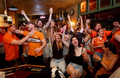 Tot ver in de ochtend juichen voor Oranje? Veel kasteleins zetten de deur gewoon open