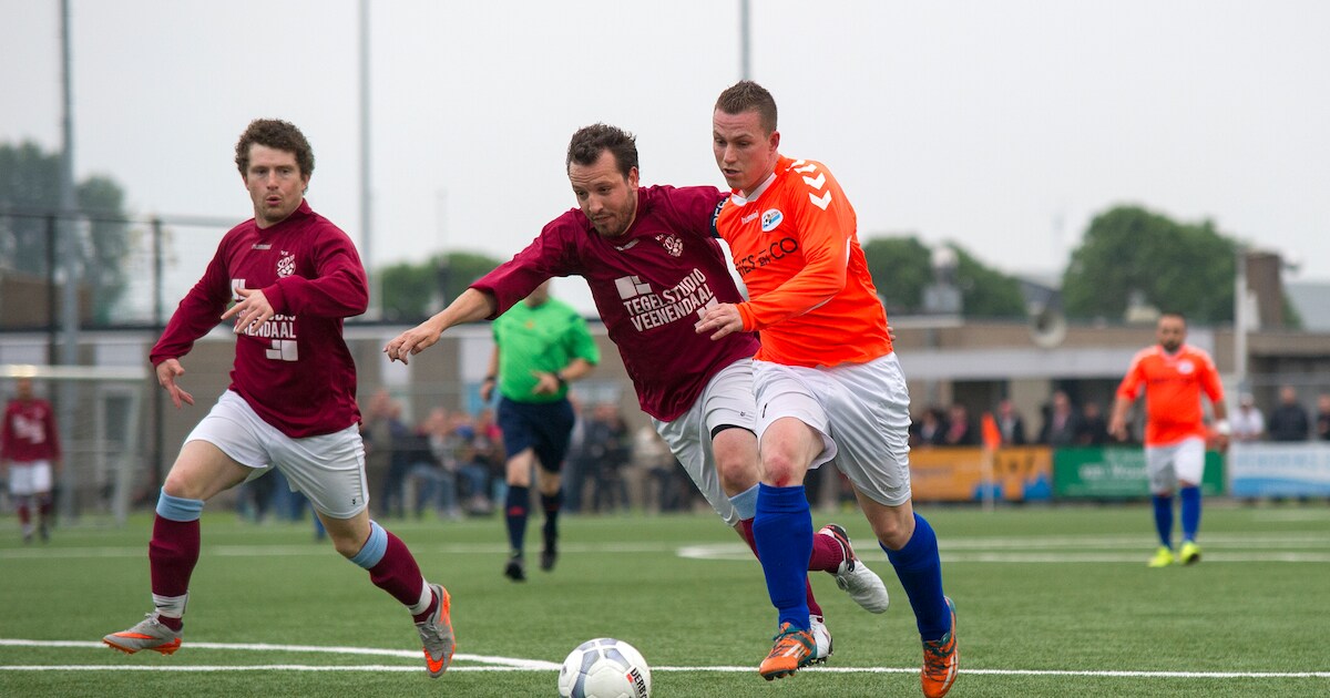 5D: SCD‘33 stoot koploper Niftrik van de troon