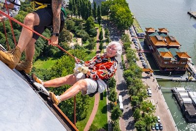 Marian (77) is al drie keer van de Euromast abgeseild en tipt Carola Schouten: ‘Gewoon hangen en genieten!’