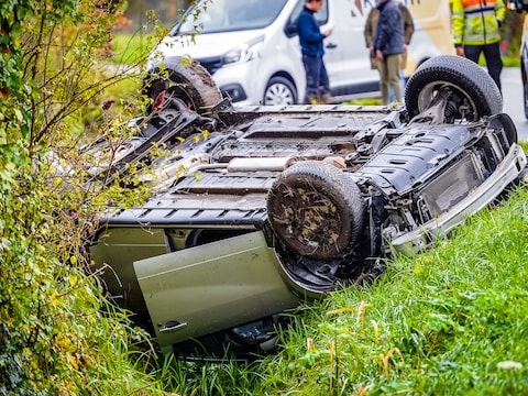 Automobilist belandt ondersteboven in de greppel langs de N838.