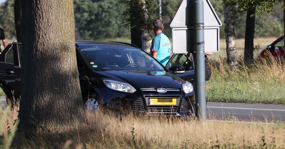 Twee auto’s botsen op elkaar in Volkel: inzittenden nagekeken in ambulance