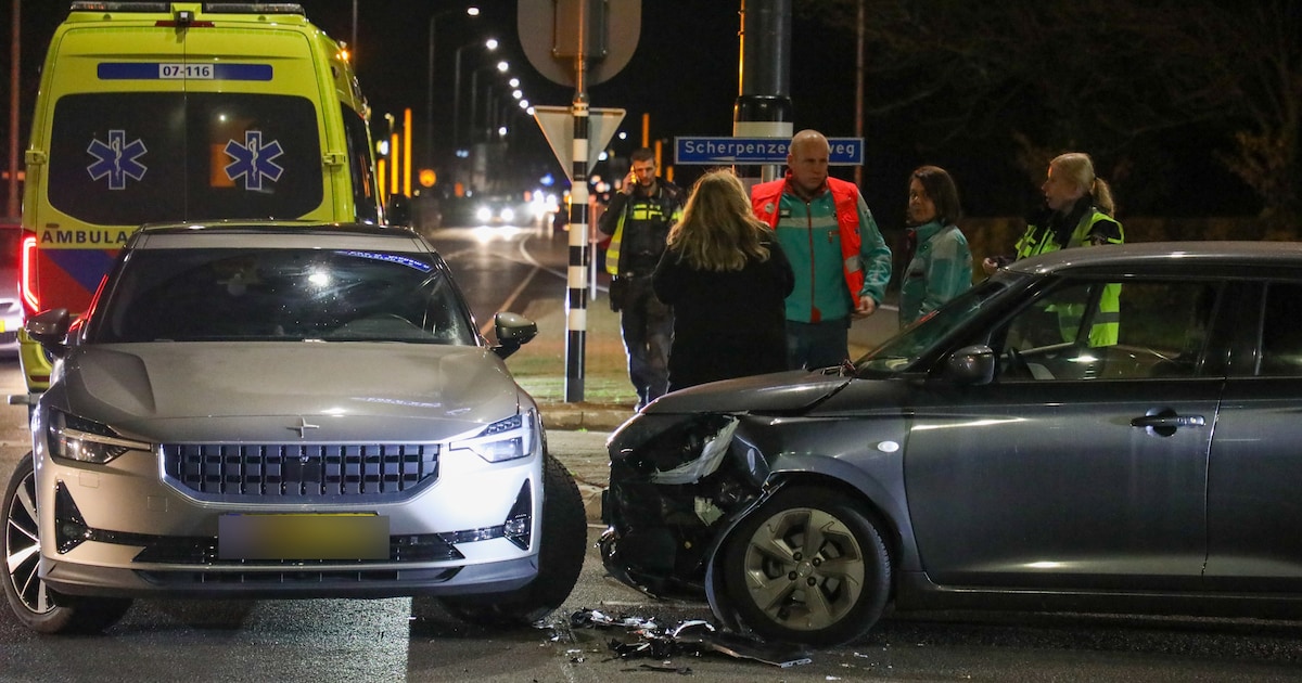 Schade na botsing tussen auto's op kruispunt in Barneveld