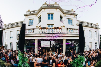 Drankjes en dansen: win tickets voor vrijdagborrel Frits Friday bij de Witte Villa