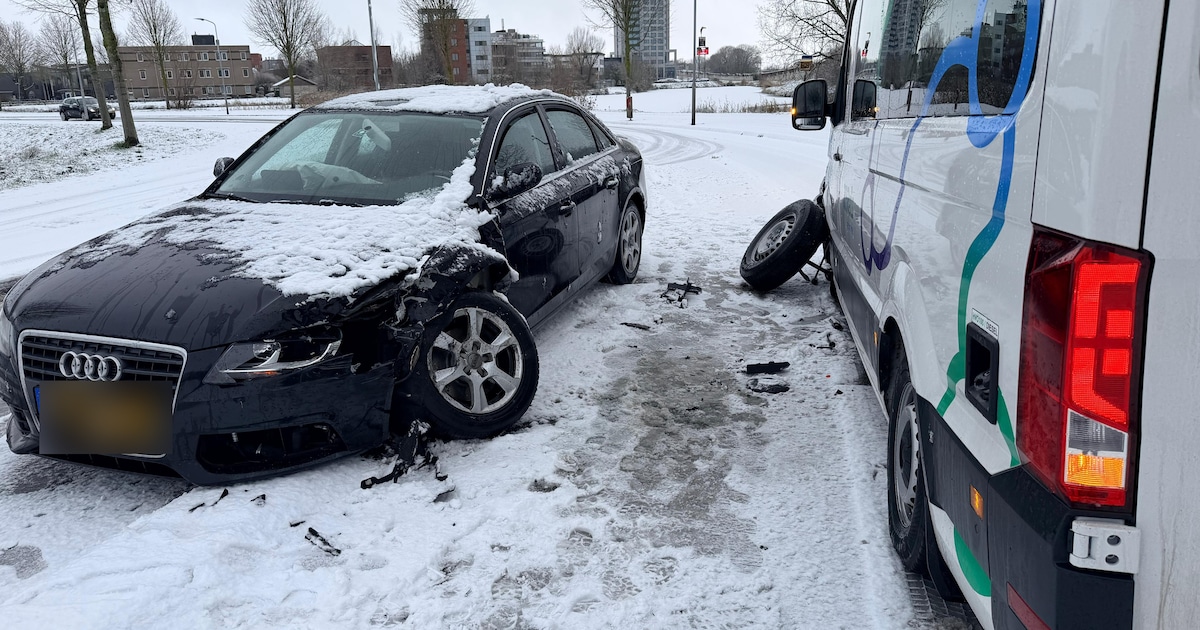 Auto en taxibusje verliezen wielen na botsing in Tiel