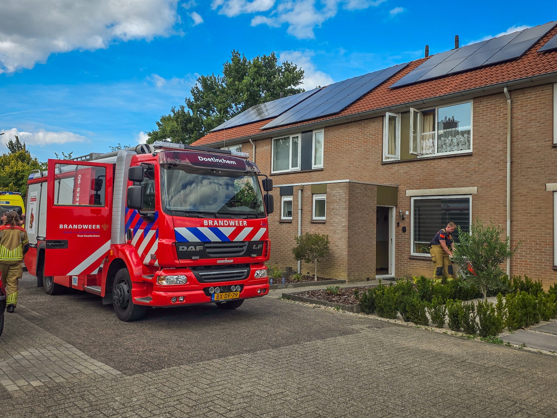 Brand in tuin bij onkruid wegbranden: loungeset verwoest, jacuzzi raakt lek