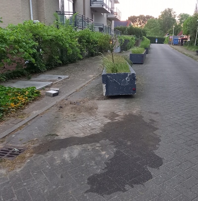Automobilist gewond na aanrijding tegen betonnen bloembak