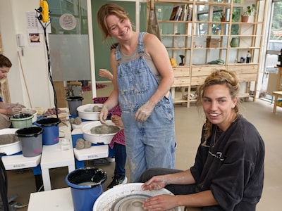 Nieuw pottenbakatelier opent in Leidsche Rijn: ‘Je kunt hier helemaal je eigen ding doen’