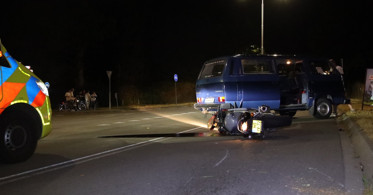 Busje botst achterop motor op N271