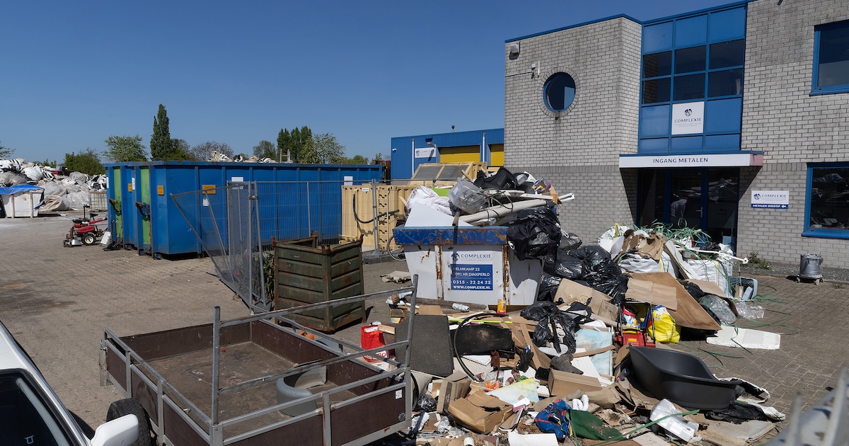 Oude barbecues, stofzuigers en andere rotzooi: mensen dumpen ’s nachts troep bij gesloten afvalbedri