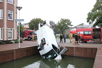 Monteur ziet verschil tussen gracht en weg niet en rijdt het water in: rechter legt schuld bij gemeente
