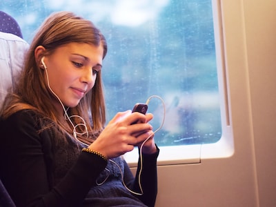 Irene luistert mee met een telefoongesprek in de trein, en dat krijgt een verrassende wending