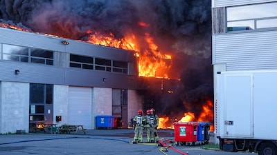 Grote uitslaande brand verwoest scooterbedrijf in Amsterdam: NL-Alert vanwege zwarte rookwolken