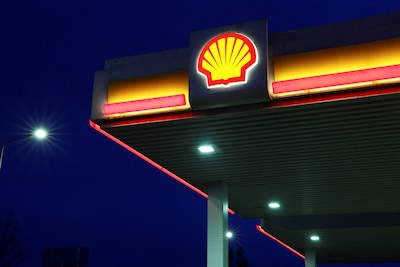 Shell verkoopt weer duurzame wind- en zonneparken en zet door met focus op fossiele brandstoffen