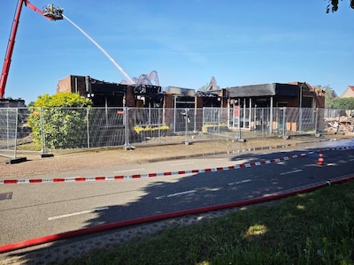 Politie sluit brandstichting niet uit na grote brand bij voormalig café Hassink, pand volledig verwoest