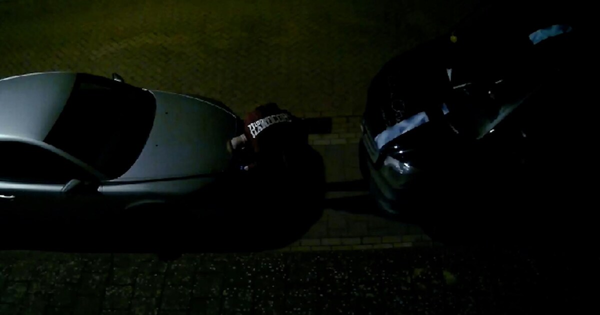 KIJK | Man steekt auto in brand en wordt door camera op heterdaad betrapt