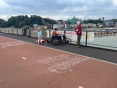 Handvol XR-activisten demonstreert met spandoek op de Waalbrug: ‘Schepen staan hier ook al droog’