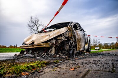 Auto gaat in vlammen op: ‘In een minuut stond alles in brand’