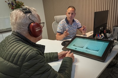 Bram is zelf aan één oor doof, nu opent hij zijn eigen hoorwinkel: ‘Heb me laten omscholen’