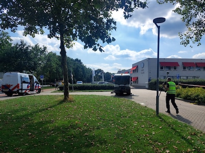 Fietser die onder een veegmachine kwam is minderjarige jongen